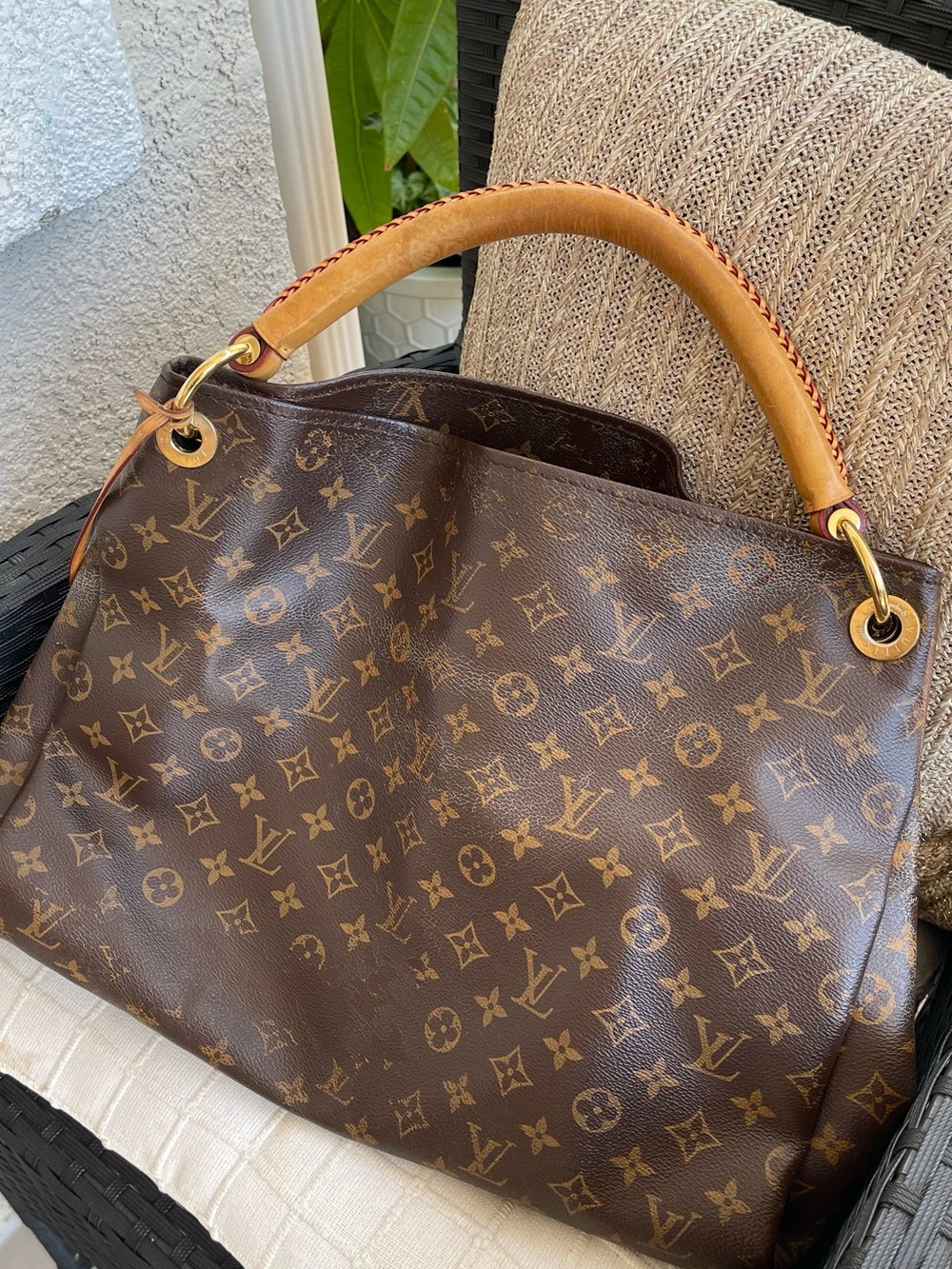 Louis Vuitton Monogram Canvas Shoulder Bag look carefully the leather details